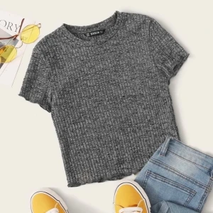 T-Shirt - Jättefin t-shirt från SHEIN. Storlek S. Använd men ser helt ny ut ( finns alltså inga slitningar osv) 💓 Frakt ingår i priset !!