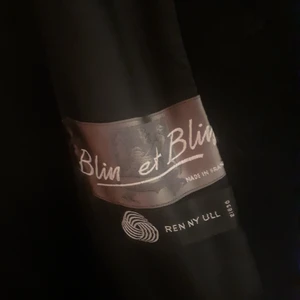 Ull rock - En svart tjock Ull rock i 100% ull från Franska Blin et Blin. Tryckknappar. Troligtvis 70 tal. Storlek 50-52