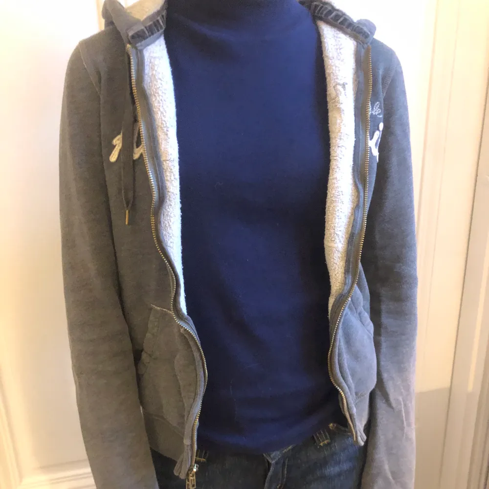 Snygg grå abercrombie & fitch fleece tröja. Kan mötas upp eller frakta (köparen står för frakten)💕💕. Tröjor & Koftor.