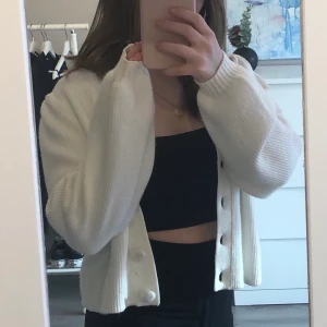 Superskön vit kofta från Zara🥰 - Säljer min vita ribstickade kofta från Zara i storlek S! Den är superskön men kommer tyvärr inte till andvändning. Köpte den för 300kr men säljer den flr 150kr eller högs bud! Kan frakta eller mötas i gbg💞