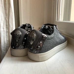 Kurt Geiger skor - SÅ coola glittriga skor från Kurt geiger ⭐️. Helt nya, aldrig använda (tyvärr för små för mig). Nypris: 1789kr.