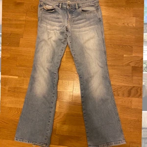 Diesel jeans  - Säljer dessa svin snygga diesel jeans!önska sååå hemskt mycket att dom passade mig men är tyvärr förstora. Byxorna är utsvängda. Frakt kostar ungefär 60kr och jag möts upp också!
