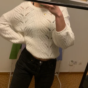 Stickad tröja - Supermysig o skön tröja ifrån märket vila, köpt för några år sen via Nelly men är knappt använd därav är tröjan i toppkvalitet ✨✨ ärmarna är i supertrendig ballong-form, dock lite kort i ärmen på mig som är 180 så skulle rekommendera att du är lite kortare än det 🌸🌟 Frakt tillkommer! ✨