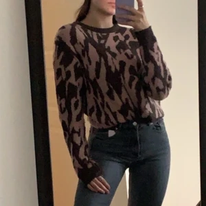 Stickad mönstrad tröja - Tröja med coolt mönster i ljusrosa och brunt. Använd en handfull gånger 🤎💞🤎💞 priset är exklusive frakt