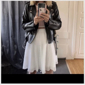 Zara Skinnjacka - Fin skinnjacka från Zara i Storlek M men sitter bra på mig som är en S! Nypris 1199kr