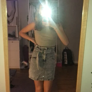 Kjol från H&M - Det här var min favorit kjol men den är ju tyvärr såklart förliten, man knyter den där fram med ett skärp som är en del av kjolen💕 vet ej frakten än så om du vill köpa ger jag dig info💕 skärpet sitter lite snett på bilden men det går att fixa