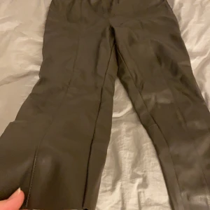 Skinnbyxor - Brun/gröna skinnbyxor från hm! Mycket snygga, kan inte använda längre pga storlek