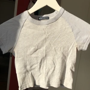 Brandy melville - Söt croppad tröja som är använd lite mer 