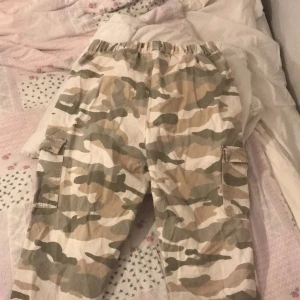 Byxor  - Hej säljer dessa jättefina byxor som jag inte använt 150+frakt 