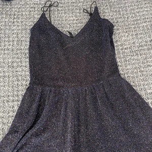 Fest byxdress från hm helt ny glitrig  - St 34 från HM