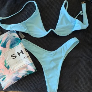 Ny bikini från Shein - Asfin bikini i pastellblått, satt tyvärr lite för liten i överdelen. Aldrig använd, bara testad🥰💕 Storlek L men sitter som M! 