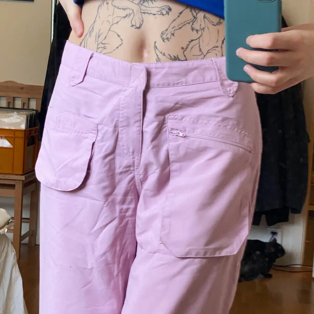 Söta rosa cargo byxor, köpt secondhand så storleken på byxorna är bortklippta, men skulle säga att det är storlek S 🌸 (jag är 174). Jeans & Byxor.