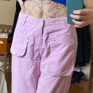 Söta rosa cargo byxor, köpt secondhand så storleken på byxorna är bortklippta, men skulle säga att det är storlek S 🌸 (jag är 174)