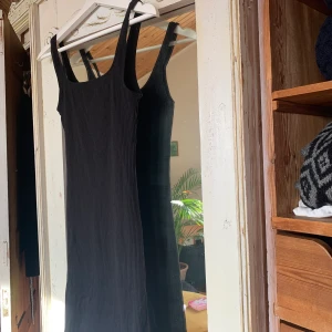 Tight svart klänning - Använd en gång, för liten för mig. Strl XS. Slutar 10 cm nedanför rumpan ungefär.                                        BILLIG FRAKT VID KÖP AV FLER PLAGG🦋💜