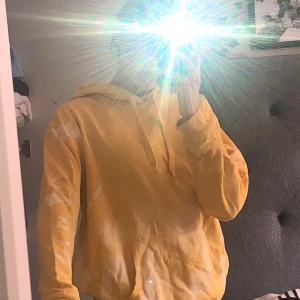 Hoodie  - Super trendig Hoodie med mönstrat tyg. Gosig och skön från bik bok. Endast använd fåtal gånger då det inte riktigt är mig att ha på mig färger tyvärr :/ mycket gott skick. Köptes på rea för 399 kr 