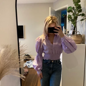 Lila, rutig skjorta/blus - Fin skjortliknande blus från Zara i storlek S. Kramar om midjan fint med resår som e mycket töjbart. Säljer då den inte kommer till användning. Endast använd en gång. 