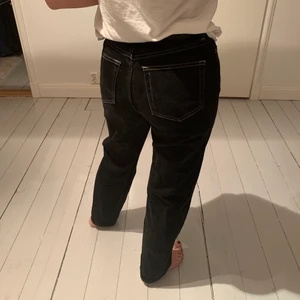 WEEKDAY JEANS  - Otroligt snygga Jeans från WEEKDAY. Modell: ROW. Storlek: 26/32. Sitter som en smäck och väldigt snyggt med vita sömmar. Säljer för 280kr! 