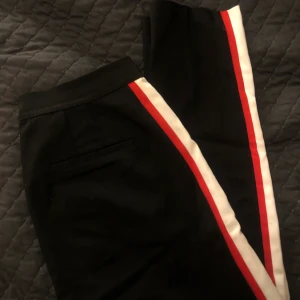 Kostymbyxor  - Kostymbyxor med rand på sidan från Zara, använda en gång!🤍❤️ de ser smutsiga ut vid midjan men det är bara ljuset ☺️