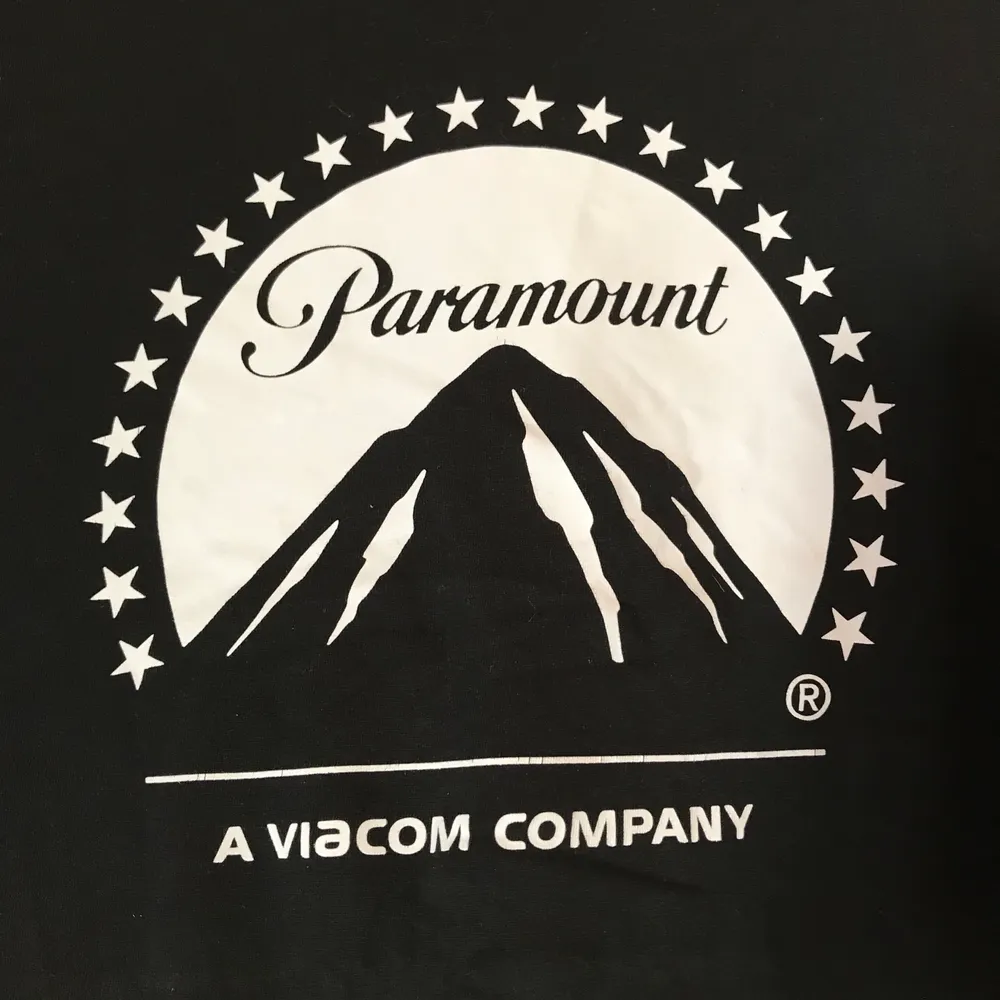 En jättesnygg svart t-shirt med vit Paramount logga på. Köpt på H&M i storlek L. Använd ett fåtal gånger och säljer pga att den aldrig används. Säljer för 70kr + frakt🖤🖤. T-shirts.
