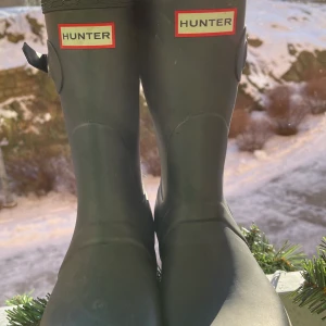 Hunter, gummistövlar  - Svarta hunter gummistövlar. Köpta för 1.299kr på Johanssons skor säljer nu för 80kr. Dom går upp till vaderna. Skriv privat för fler bilder🧡 