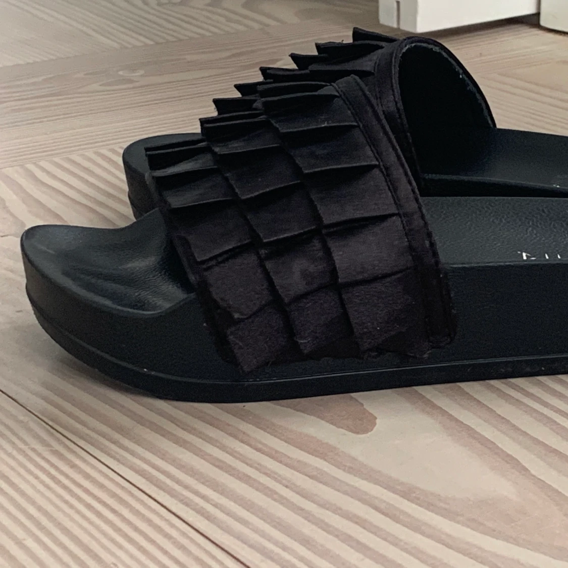 Duffy tofflor med volanger