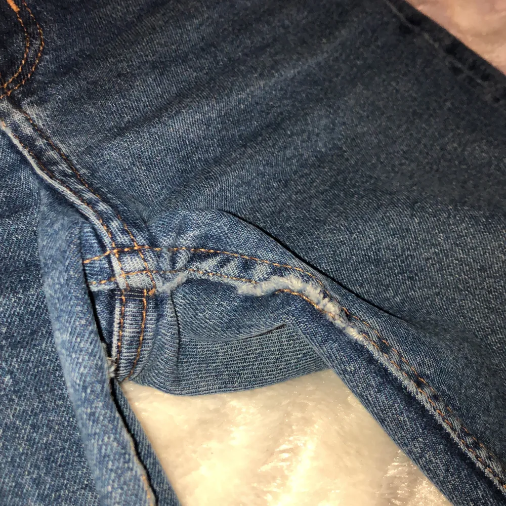 Dessa jeans är ganska gamla och är lite slitna i mitten, långt upp av låret men det är inget hål:) de är annars i ganska bra skick och sköna. Strl 34. Jeans & Byxor.