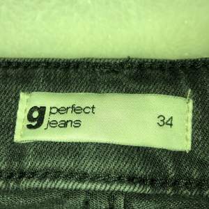 Säljer dessa svarta Gina jeans på grund av att jag har vuxit ur de:) ganska fint skick och är i strl 34, sänkt pris till 75:)