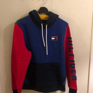 En supercool nästan helt oanvänd hoodie från Tommy Hilfiger ⭐️ strl. S! Finns i Kalmar och kan skickas mot att köparen betalar frakten 