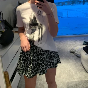 Ur snygg byxkjol från zara - Super snygg byxkjol från zara storlek xs, köptes på mallorca för 300kr. Lätt och somrigt material.