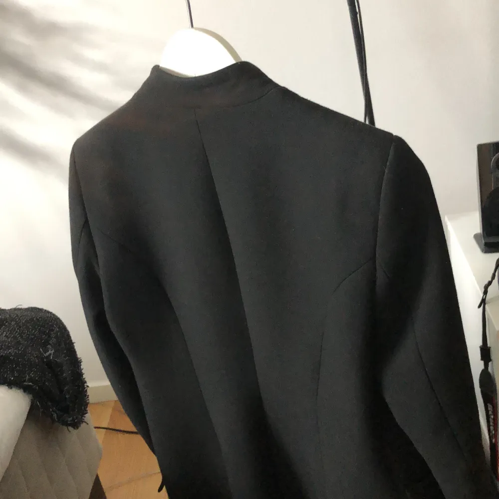 En AS snygg svart kappa från Zara i storlek XS. Älskar den men den är för liten för mig nu:( Använd men i jättefint skick. Tjockt ordentligt tyg. Stora fickor! Frakt tillkommer om den ska skickas!. Jackor.