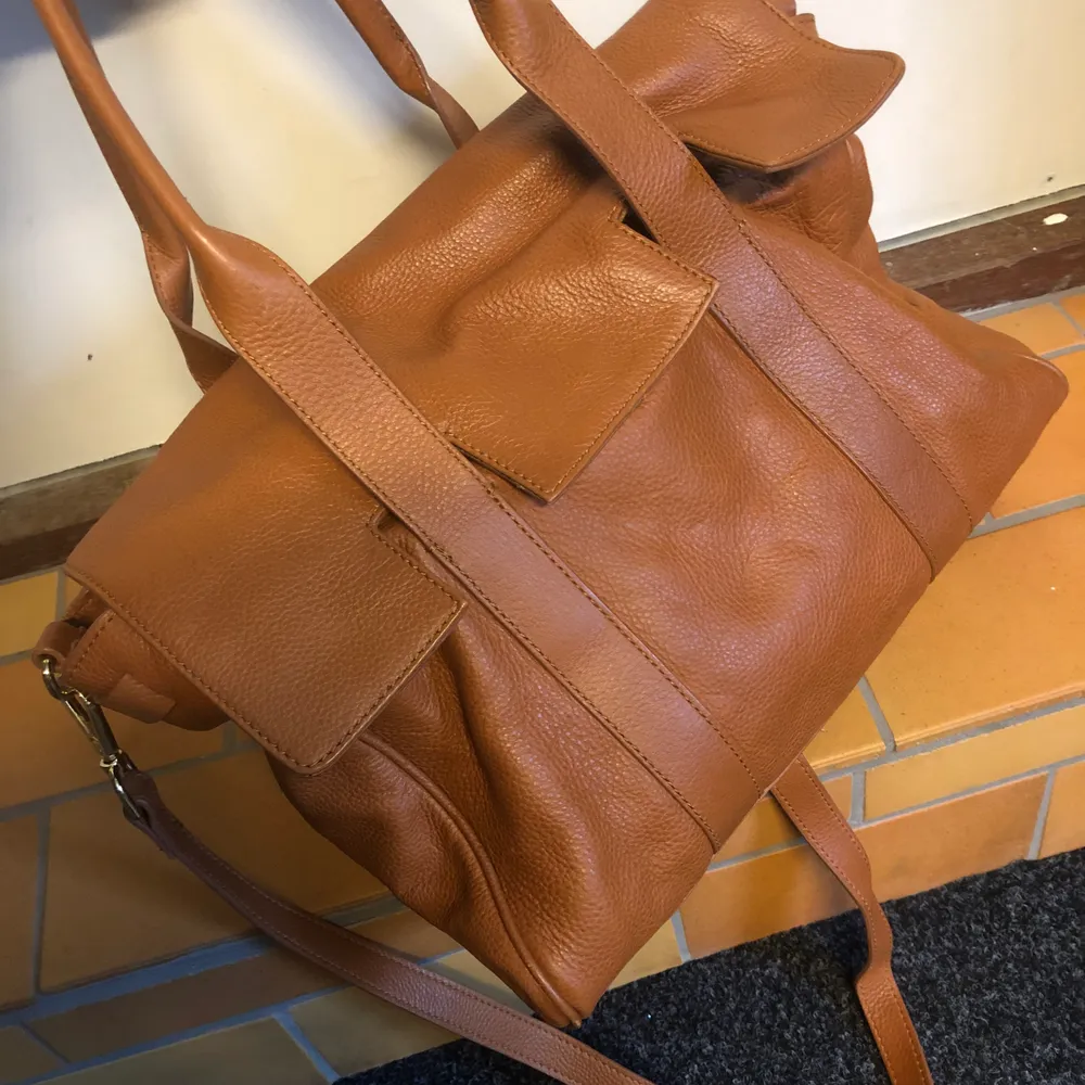 Snygg brun läderväska i fint skick! Man kan använda den både som axelremsväska eller i handen. Fråga gärna efter mått. . Väskor.