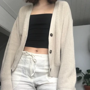 Beige kofta - Mysig beige kofta me bruna knappar! Storlek m🥰 hör av er vid intresse!