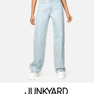 Jeans Junkyard - Säljer dessa strl 24, använda en två gånger 😍🥰🥰💞💞kom privat för egna bilder, köp dirkrt  250 ink frakt 😊🥰💞🥺😍nypriset är 500kr