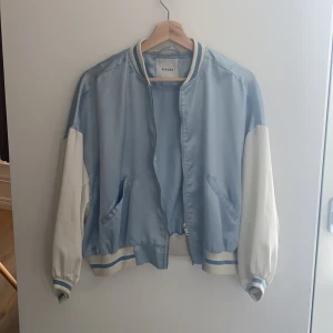 Bomber jacka - Ljusblå bomber jacka från pieces. Orginpris: 500kr. Aldrig använd. Väldigt tunn. 100% polyester.