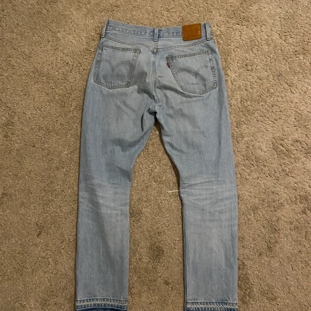 Levis jeans 501, köpta nya våren 2020, nästan inte använda i fint skick,W28 L28 bud börjar på 350 + frakt . Jeans & Byxor.