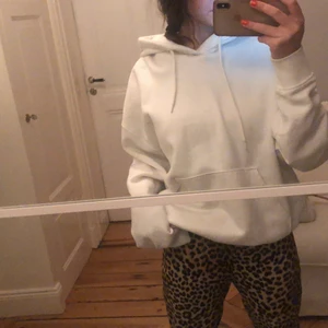 Weekday hoodie - Superskön o snygg weekday hoodie, bra skick💕 det är en xs men den är oversized