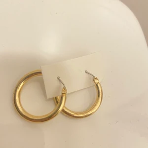 Guldörhängen från glitter  - Fina guldringar i inte så stor storlek, använt några gånger, lite slitningar på sidan av örhänget man har mot huvudet, passar till mycket💕, postar inte