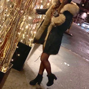 Äkta pälsjacka - Fin och varm jacka som passar  S och M. Figursydd i passformen. Går att plocka bort pälsen då de sitter med knappar. Nypris 5000 säljs för 1500.