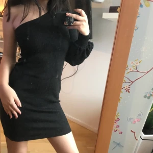 S - En super snygg och mjuk klänning. Endast testad och kommer inte till användning 