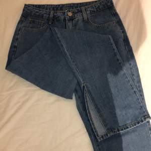 Ett par supersnygga blåa jeans från SHEIN med slits nedtill. Så sköna men kommer inte till andvändning.