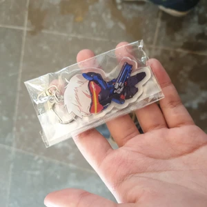 Soldier: 76 nyckelring - Soldier 76 från OVERWATCH nyckelring, aldrig använd endast öppnad från paketet. Den är väldigt fin men tyvärr så har jag köpt fel :( super fint skick! 