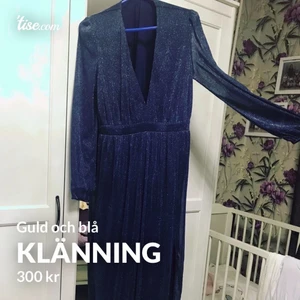 En blå klänning med glitter - Den är använd 1-3 gånger men har bra skick. Den har storleken 48-50/XL