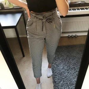 Rutig kostymbyxa - Rutig kostymbyxa från H&M i storlek M. Bra skick, väldigt sparsamt använda då jag tycker att dom är lite för korta på mig (är 174cm). Väldigt höga i midjan och supersköna att ha på sig!