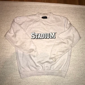 Old school Stadium-tröja - Oversized, baggy collegetröja från Stadium med retro tryck 🌸