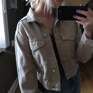 Vår jacka!! - Super söt cropad vår jacka! Säljs för att den inte kommit till användning tyvärr.💕 