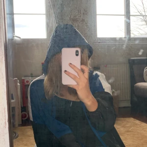 Jacka - Tunn jacka. ficka med dragkedja på sidan. Själv har jag använt den som vår/sommar jacka bara. Köpt på nån sport affär. 