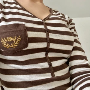 Randig tröja - Randig tröja i brunt och vitt.