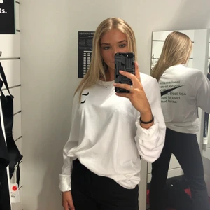 Nike tröja - Intressekoll på denna Nike tröjan från herravdelningen. Endast testad och är därför precis som ny. Verkar vara helt slutsåld. Har samma material som en t-shirt.❤️ säljs endast vi bra bud men kom gärna med egna förslag! Storlek M, sitter fint på en xs-m beroende på hur man vill att den ska sitta.