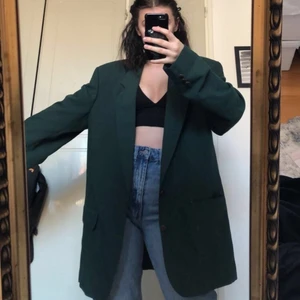 Kavaj - Grön kavaj som är köpt second hand och är aldrig använd. Väldigt snygg och sitter oversized på S och M, och passar även L. Jag brukar ha S.