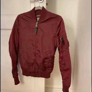 ALPHA INDUSTRIES - Bomberjacka från märket Alpha Industries i unisex modell storlek xs. Använd vid 2 tillfällen så är i nyskick.  Nypris 1695kr, mitt pris 400 kr  